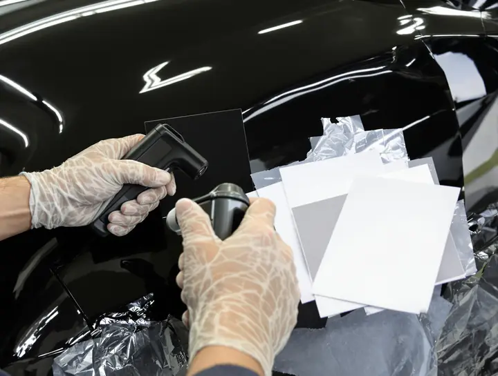 Reading gloss black paint with a spectro camera next to sprayed test cards
