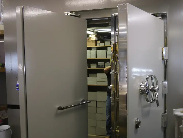 Closing the walk in safe at the end of the day