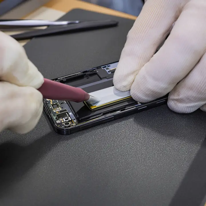 Taking a swollen battery out of an opened phone